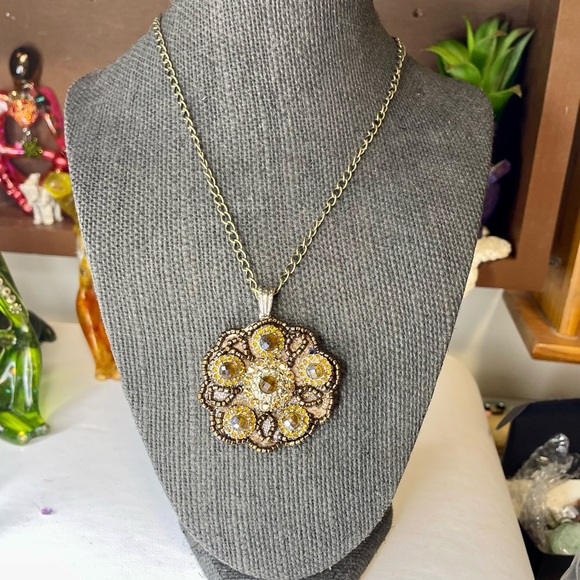 Jewelry - Elegant Gold-Tone Beaded Flower Pendant Necklace